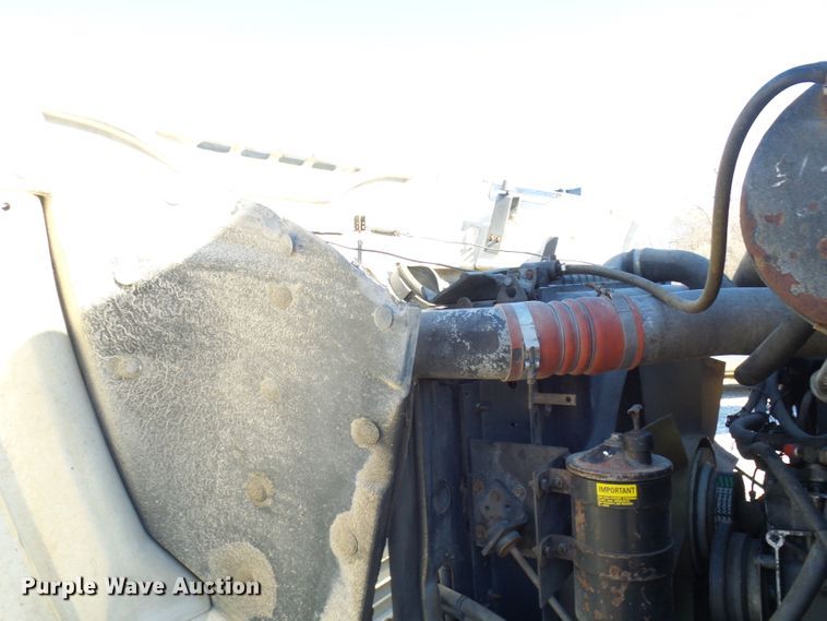 image for item DC2810 1993 International 8100  semi truck