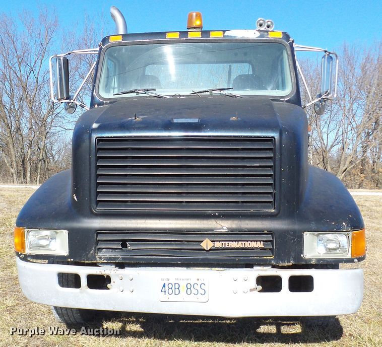 image for item DC2817 1995 International 8200  semi truck