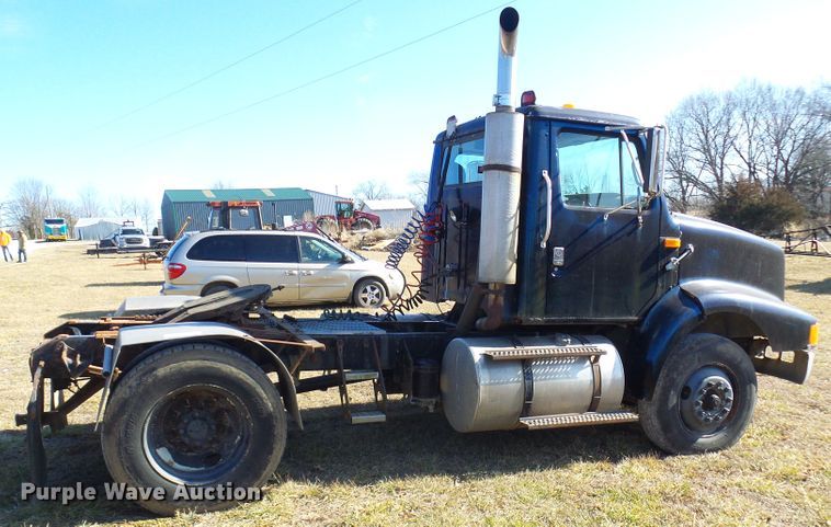 image for item DC2817 1995 International 8200  semi truck