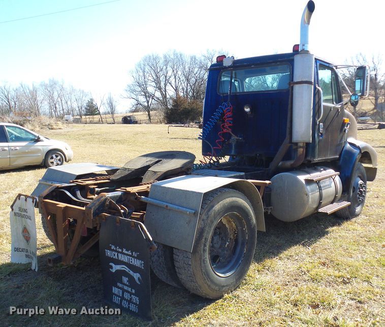 image for item DC2817 1995 International 8200  semi truck
