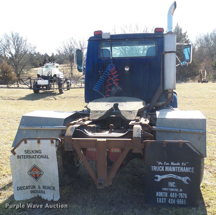 image for item DC2817 1995 International 8200  semi truck