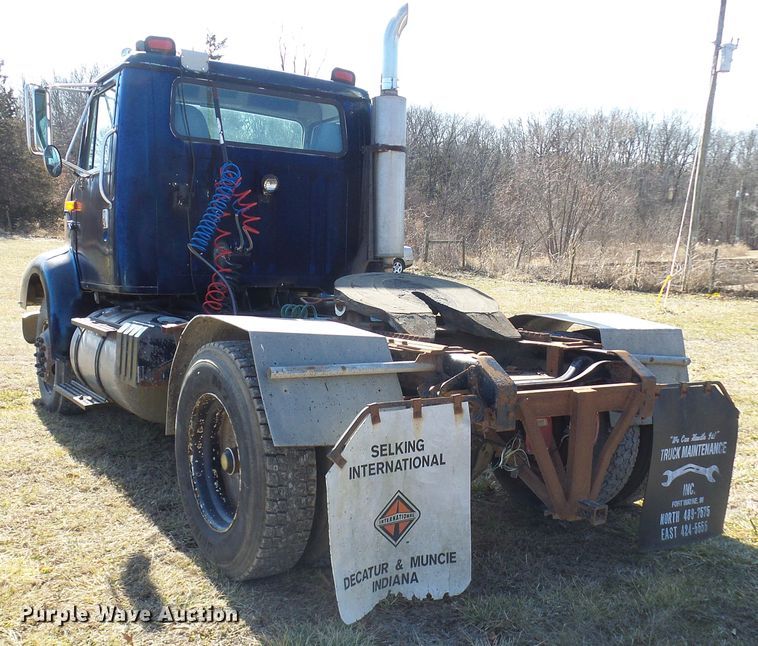 image for item DC2817 1995 International 8200  semi truck