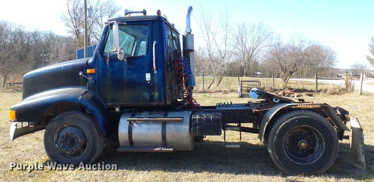 image for item DC2817 1995 International 8200  semi truck