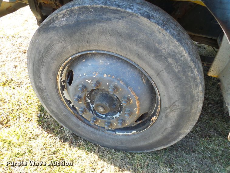 image for item DC2817 1995 International 8200  semi truck