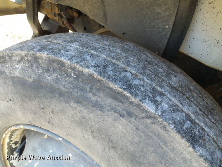 image for item DC2817 1995 International 8200  semi truck