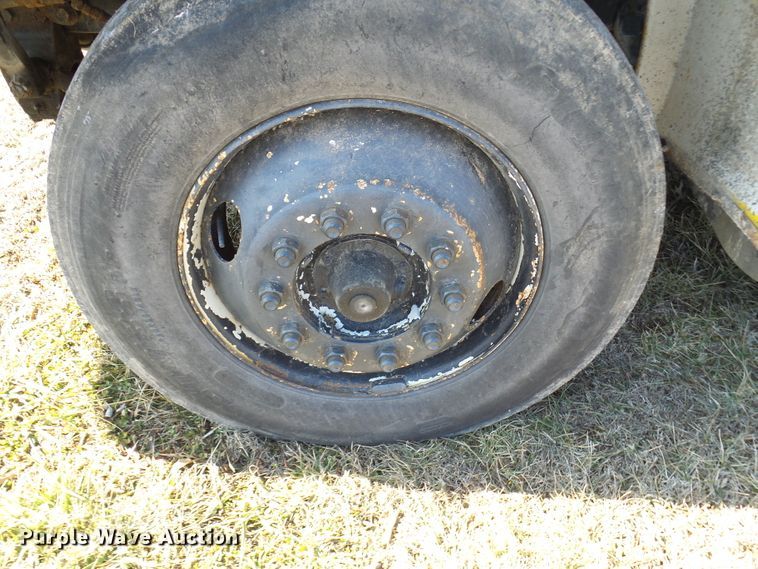 image for item DC2817 1995 International 8200  semi truck