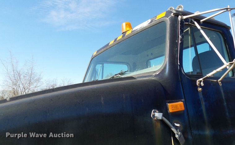 image for item DC2817 1995 International 8200  semi truck