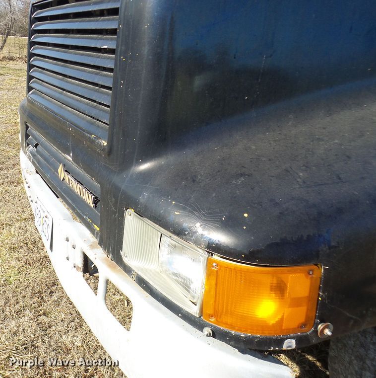 image for item DC2817 1995 International 8200  semi truck