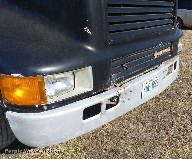 image for item DC2817 1995 International 8200  semi truck