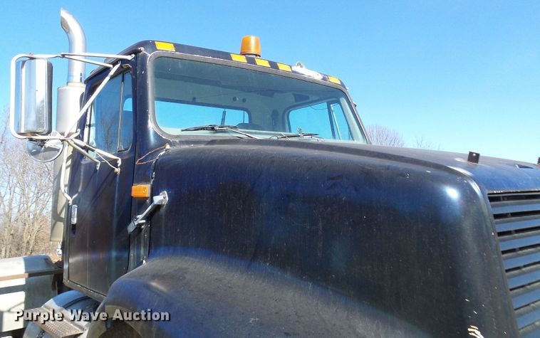 image for item DC2817 1995 International 8200  semi truck