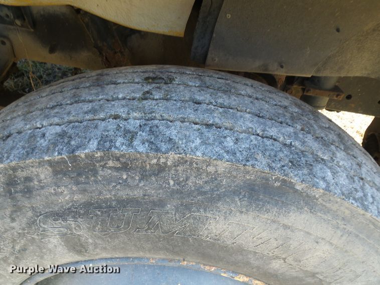 image for item DC2817 1995 International 8200  semi truck