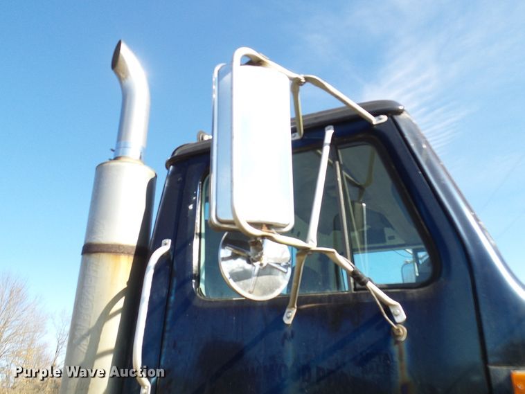 image for item DC2817 1995 International 8200  semi truck