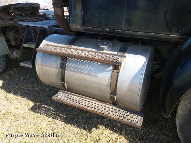 image for item DC2817 1995 International 8200  semi truck