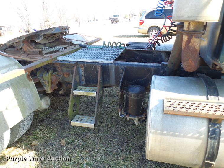 image for item DC2817 1995 International 8200  semi truck