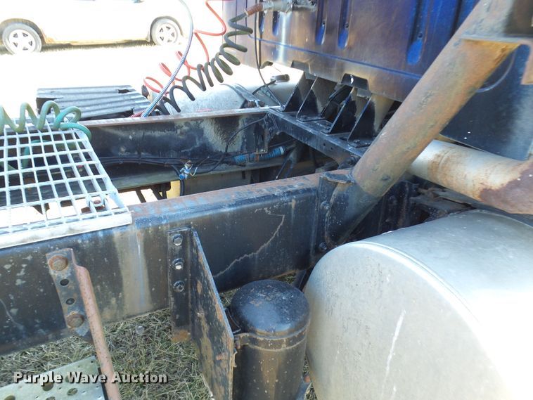 image for item DC2817 1995 International 8200  semi truck