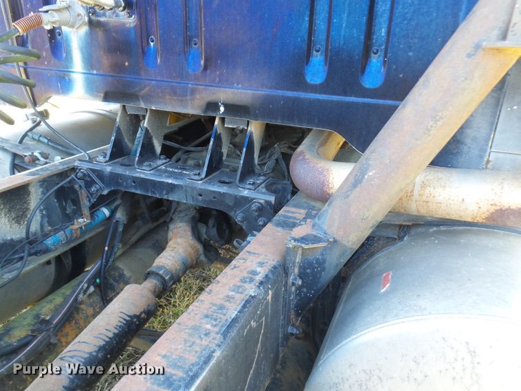 image for item DC2817 1995 International 8200  semi truck