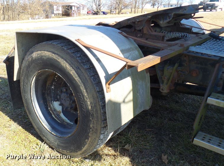 image for item DC2817 1995 International 8200  semi truck