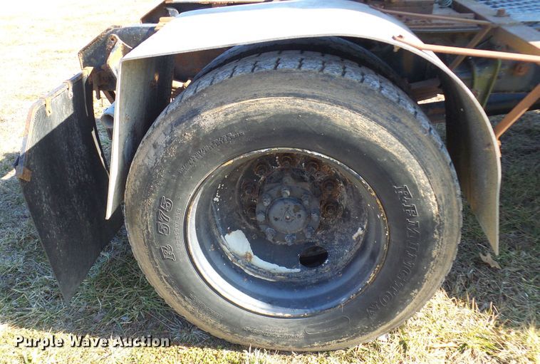 image for item DC2817 1995 International 8200  semi truck