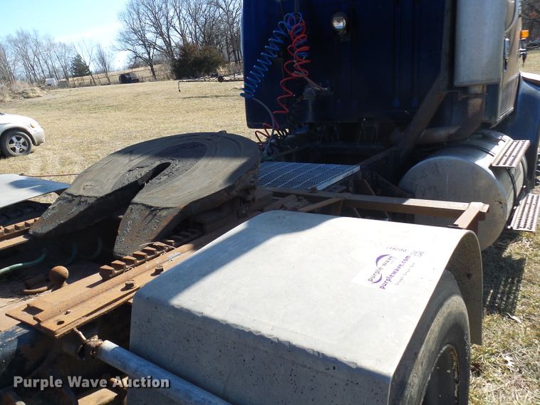 image for item DC2817 1995 International 8200  semi truck