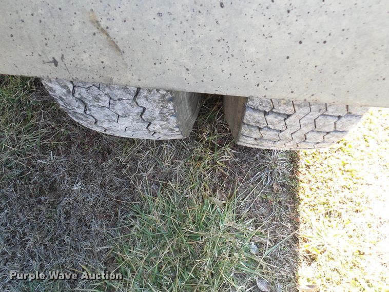 image for item DC2817 1995 International 8200  semi truck