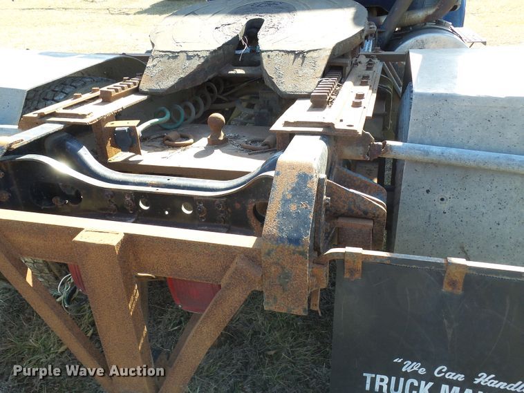 image for item DC2817 1995 International 8200  semi truck