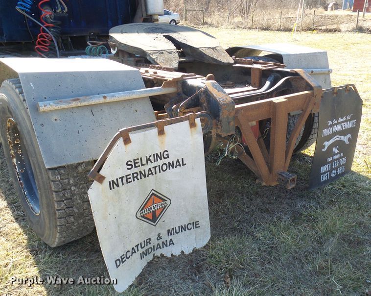 image for item DC2817 1995 International 8200  semi truck