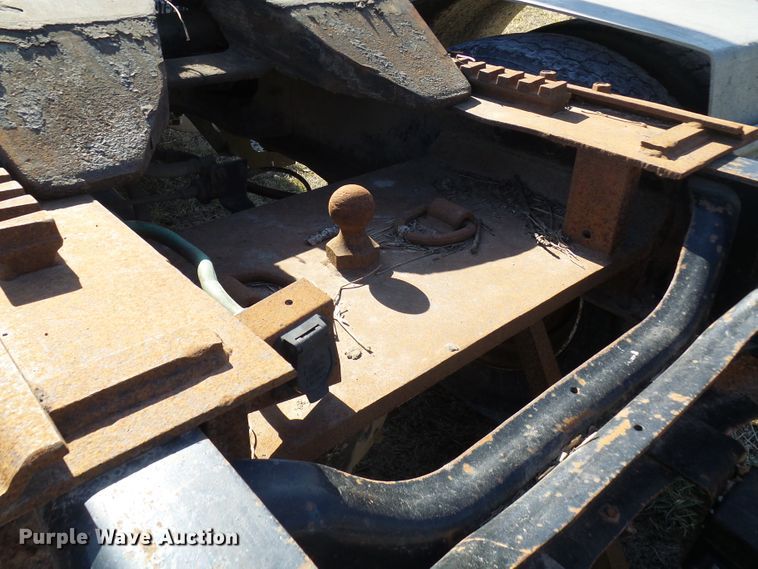 image for item DC2817 1995 International 8200  semi truck