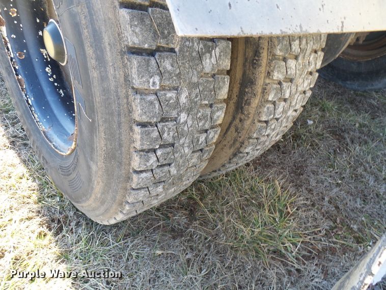 image for item DC2817 1995 International 8200  semi truck