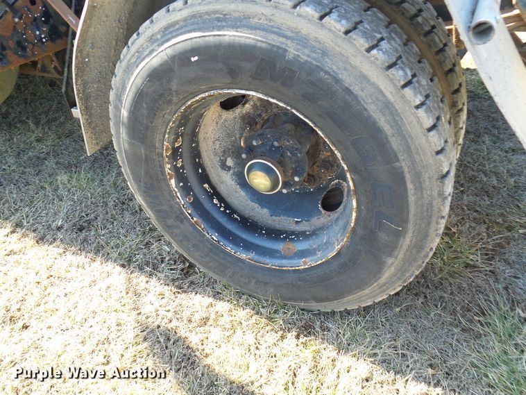 image for item DC2817 1995 International 8200  semi truck