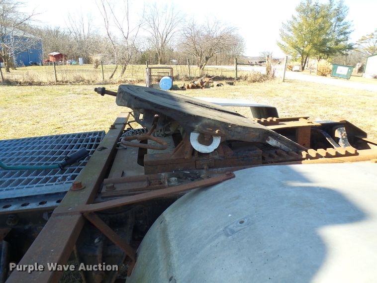 image for item DC2817 1995 International 8200  semi truck