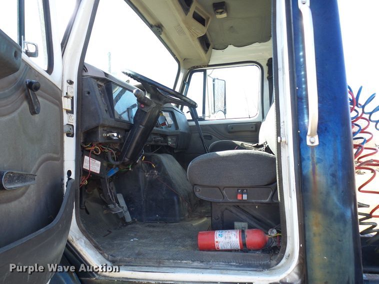 image for item DC2817 1995 International 8200  semi truck