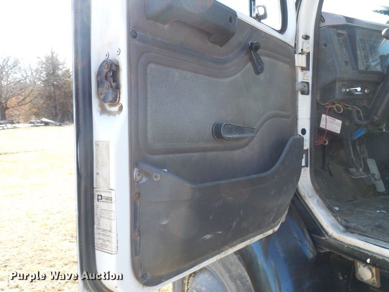 image for item DC2817 1995 International 8200  semi truck