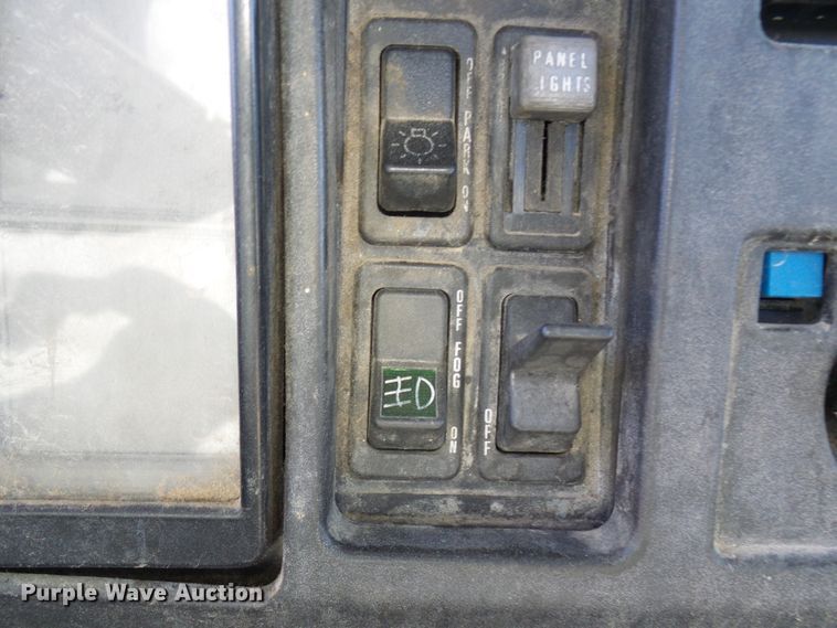 image for item DC2817 1995 International 8200  semi truck