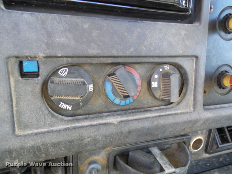 image for item DC2817 1995 International 8200  semi truck