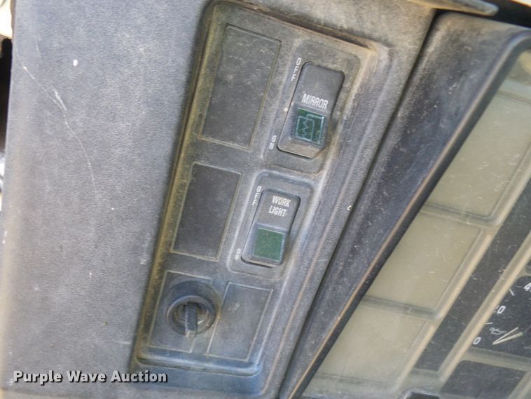 image for item DC2817 1995 International 8200  semi truck