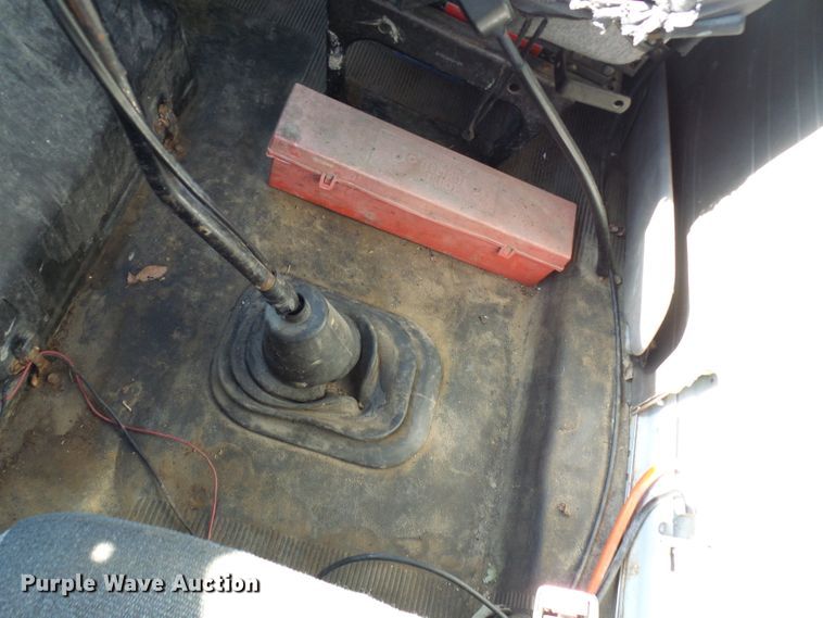 image for item DC2817 1995 International 8200  semi truck