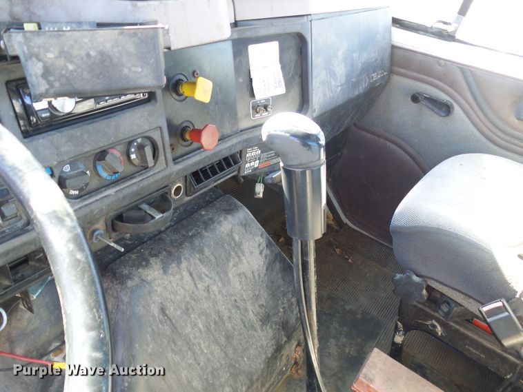 image for item DC2817 1995 International 8200  semi truck