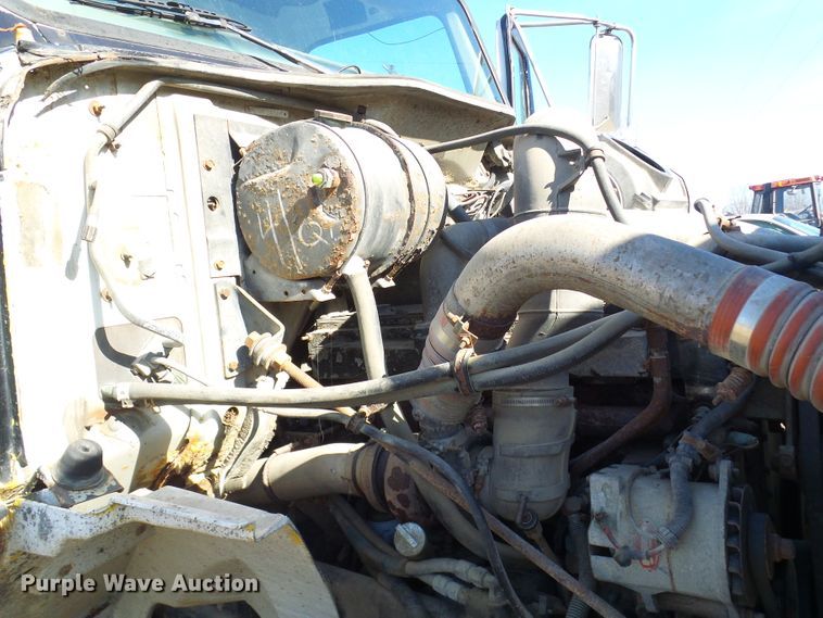 image for item DC2817 1995 International 8200  semi truck