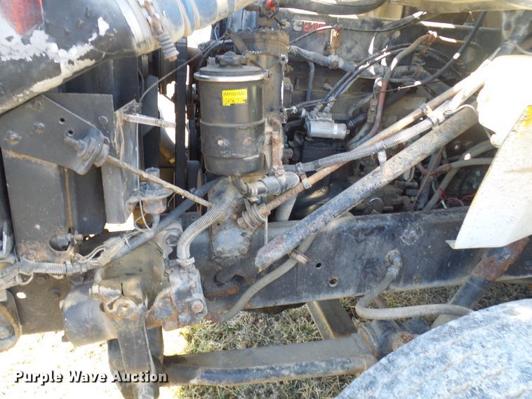 image for item DC2817 1995 International 8200  semi truck