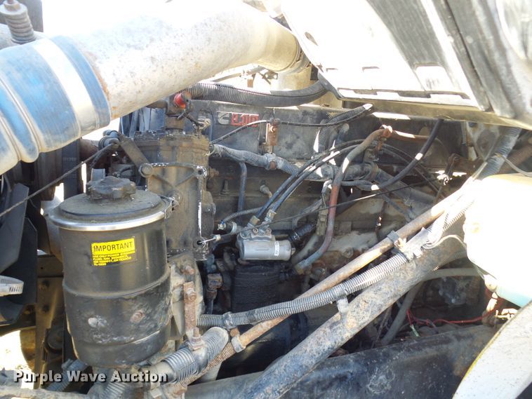 image for item DC2817 1995 International 8200  semi truck