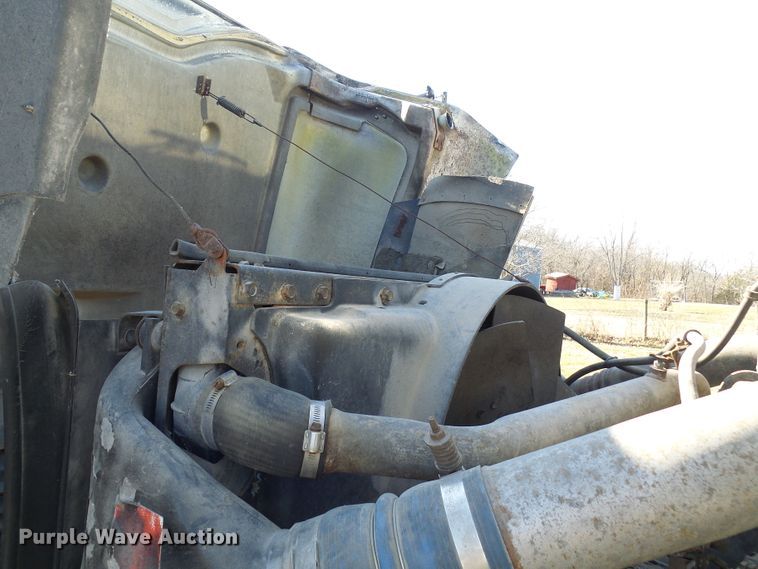 image for item DC2817 1995 International 8200  semi truck