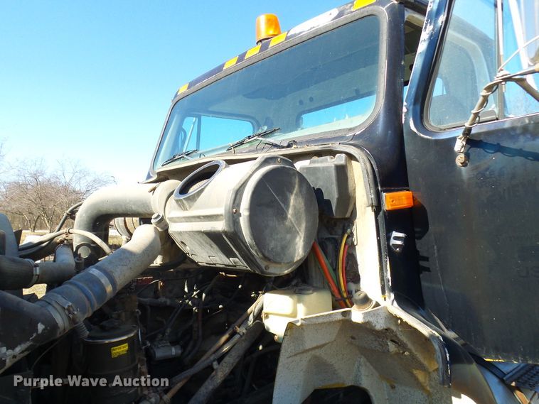 image for item DC2817 1995 International 8200  semi truck