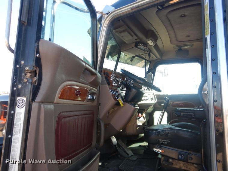 image for item DG8411 2007 Peterbilt 379  semi truck