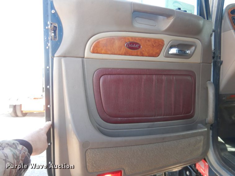 image for item DG8411 2007 Peterbilt 379  semi truck