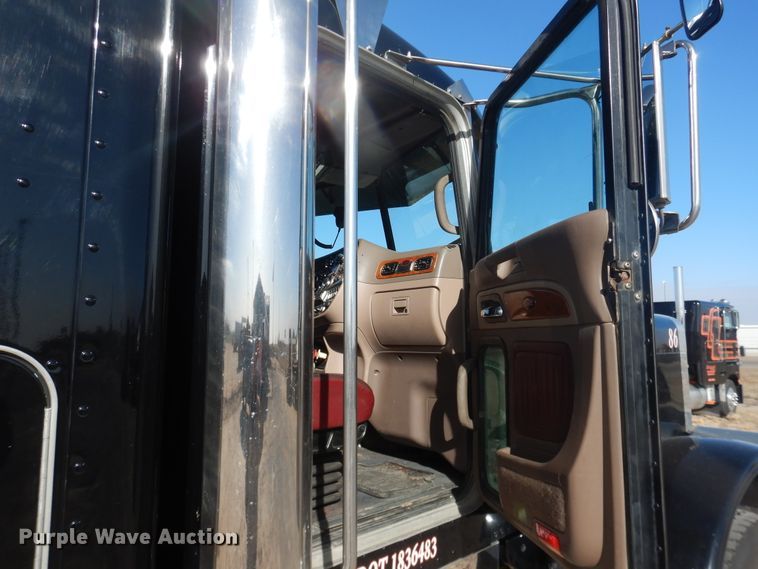 image for item DG8411 2007 Peterbilt 379  semi truck