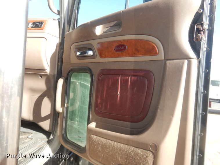 image for item DG8411 2007 Peterbilt 379  semi truck