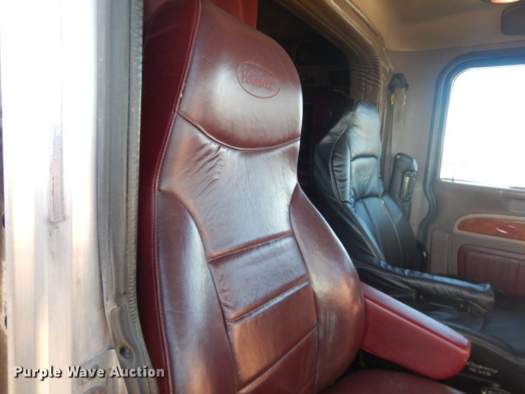 image for item DG8411 2007 Peterbilt 379  semi truck