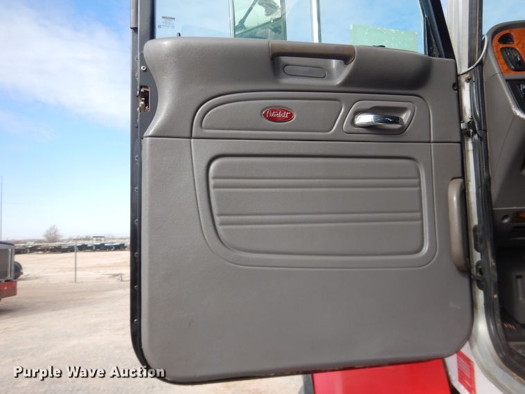 image for item DG8415 2007 Peterbilt 357  winch truck