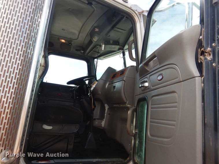 image for item DG8415 2007 Peterbilt 357  winch truck