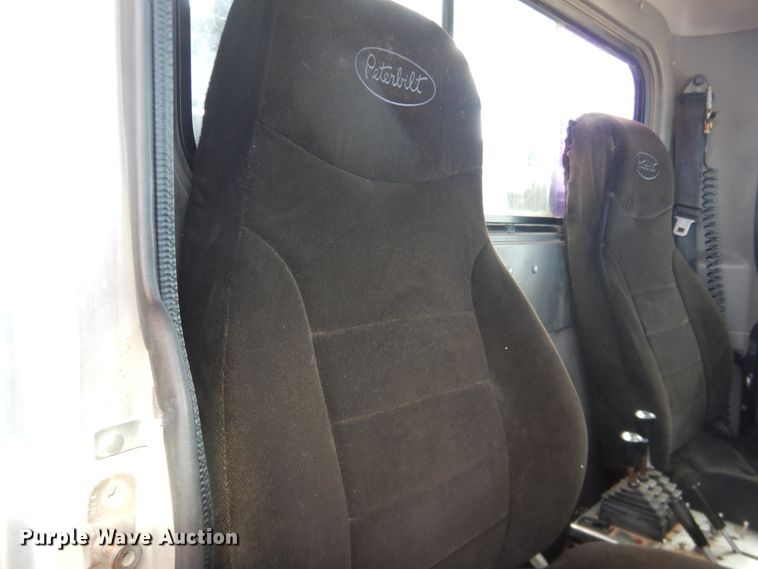 image for item DG8415 2007 Peterbilt 357  winch truck